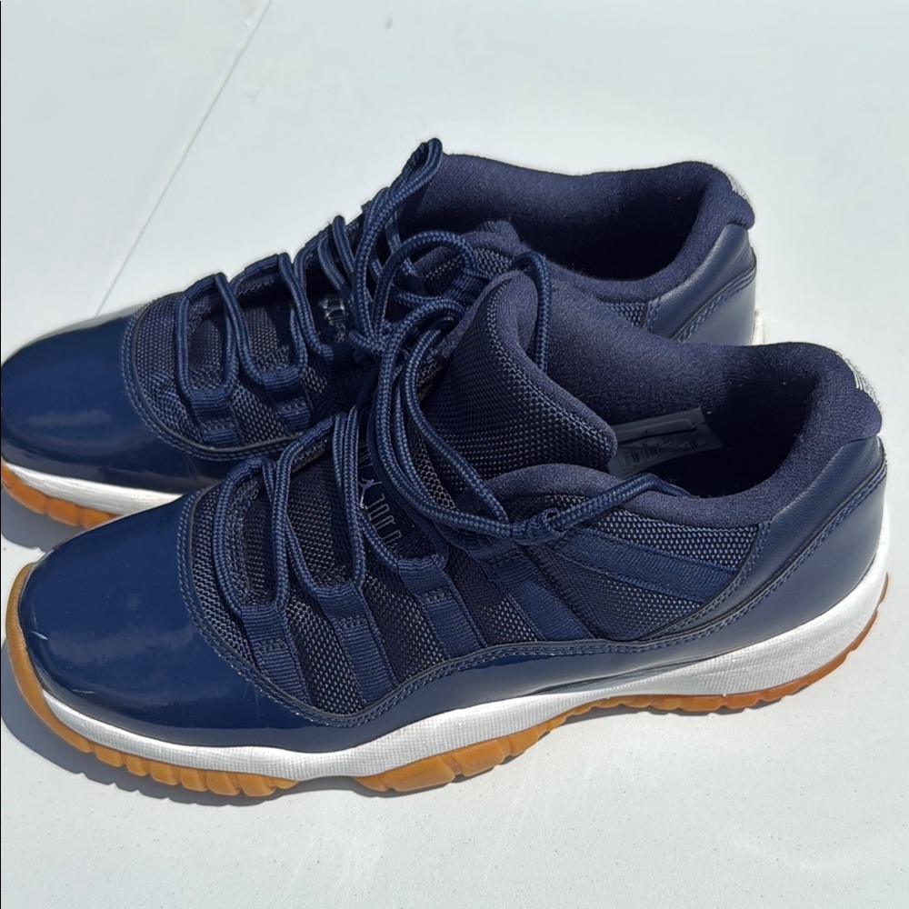Air Jordan 11 lows worn boys 6.5 small scuffs some lint on the lining